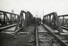 807688 Gezicht op het beschadigde spoorviaduct over de Adelheidstraat te Den Haag, na de ontsporing van trein 1107, ...